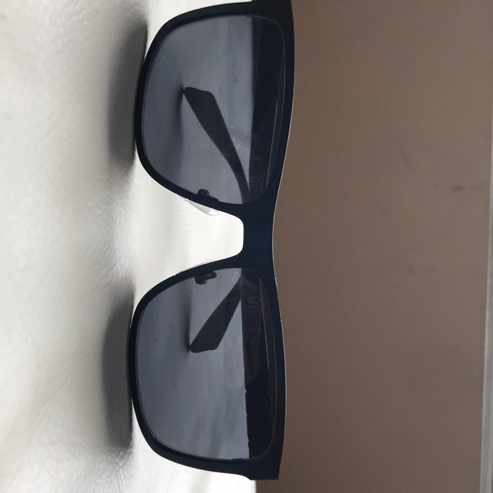 Like new men’s dark blue Guess sunglasses